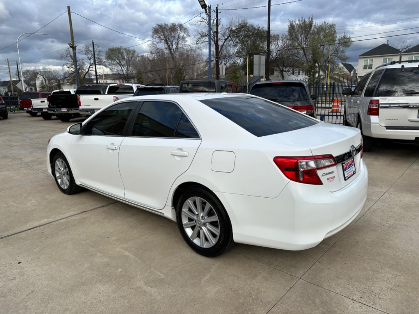 2012 White /Silver Toyota Camry XLE (4T4BF1FK0CR) with an 2.5L engine, Automatic transmission, located at 1501 West 15th St., Houston, 77008, (713) 869-2925, 29.797941, -95.411789 - Photo#3